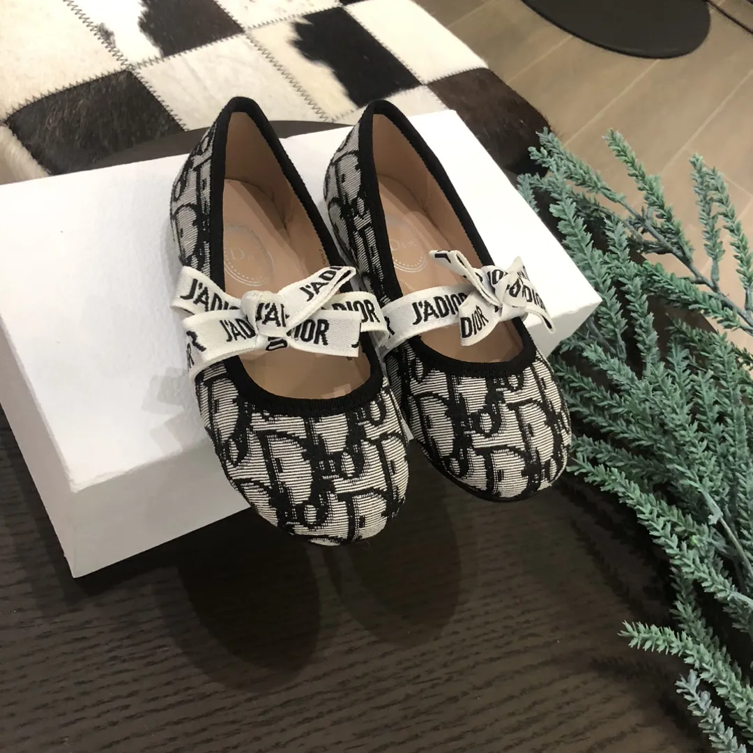 ギフトにもおすすめ 履きやすい クラシック リボン付き キッズ プリンセス シューズ