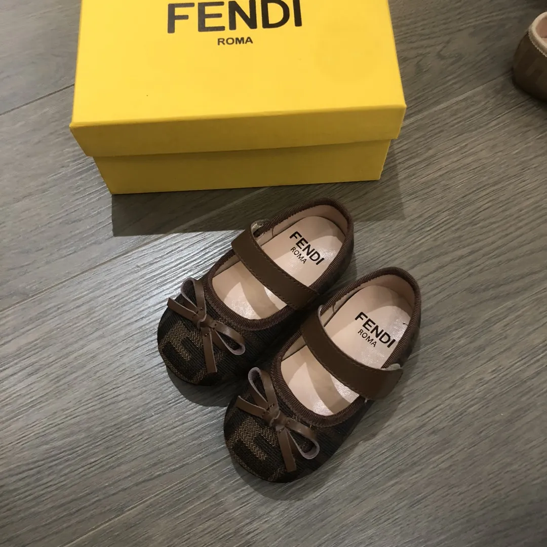 写真撮影にぴったり 軽くて疲れにくい マジックベルト ガーリー フラットシューズ