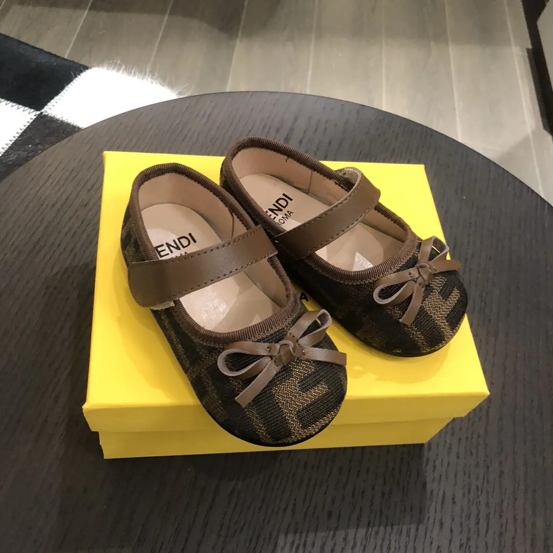 写真撮影にぴったり 軽くて疲れにくい マジックベルト ガーリー フラットシューズ