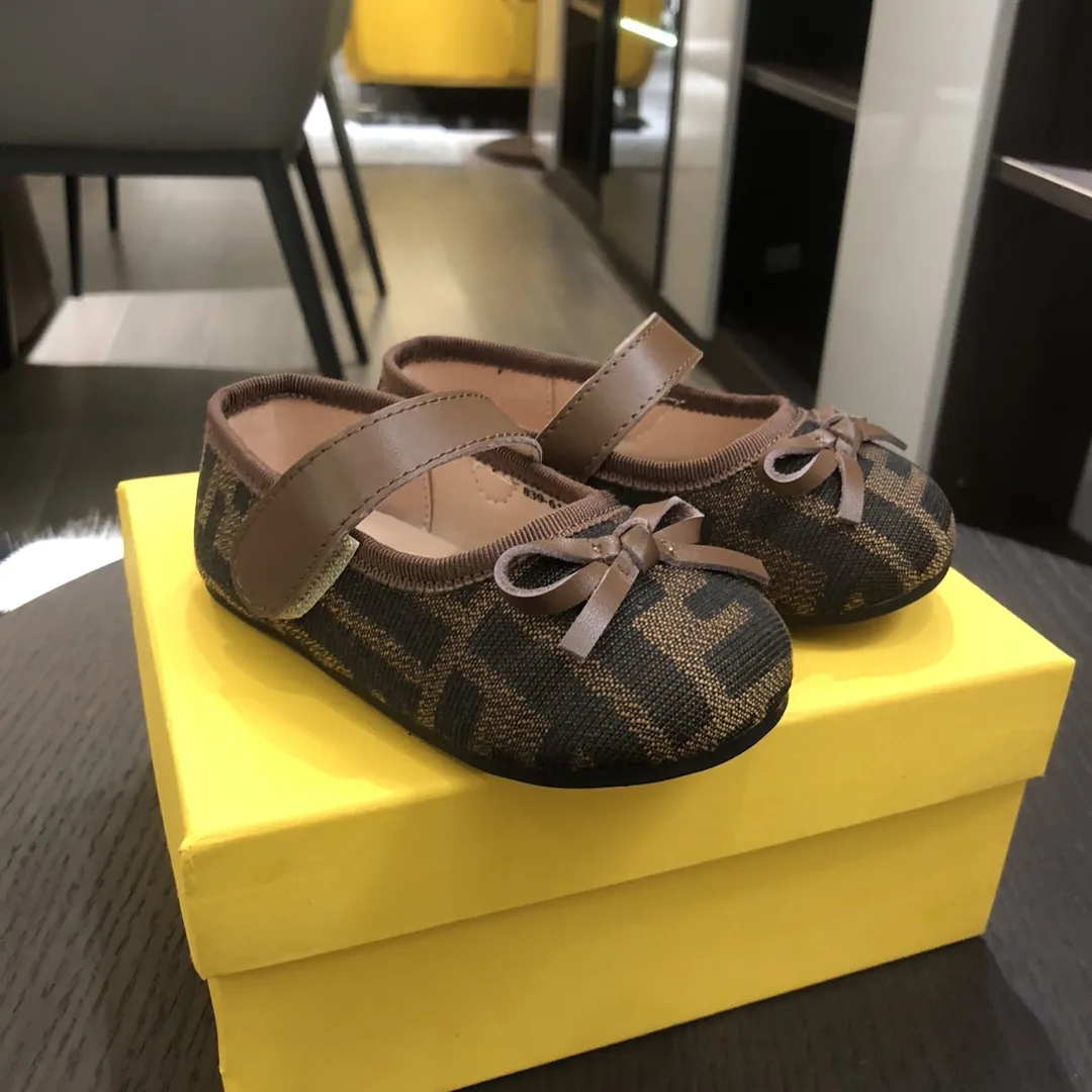 写真撮影にぴったり 軽くて疲れにくい マジックベルト ガーリー フラットシューズ