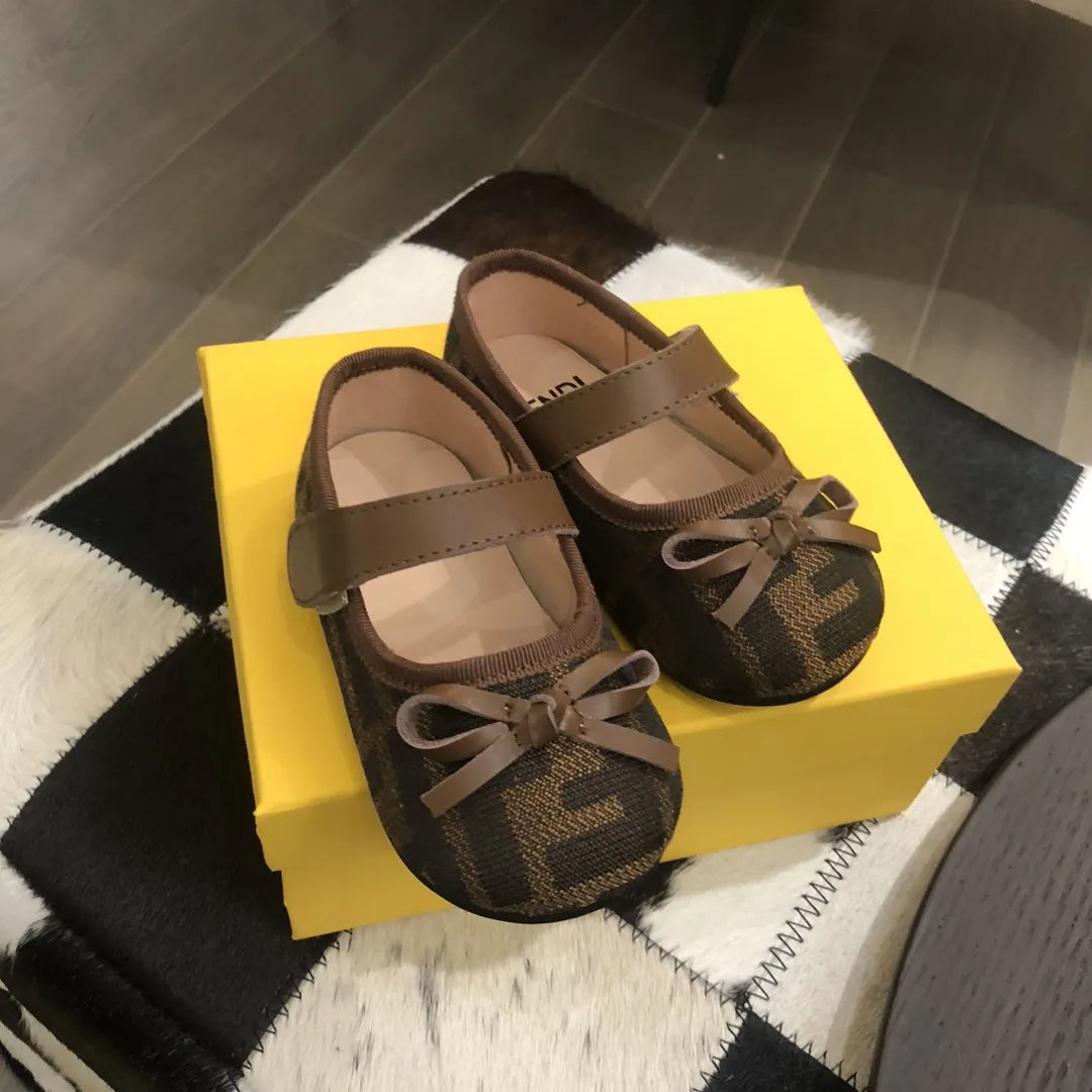 写真撮影にぴったり 軽くて疲れにくい マジックベルト ガーリー フラットシューズ