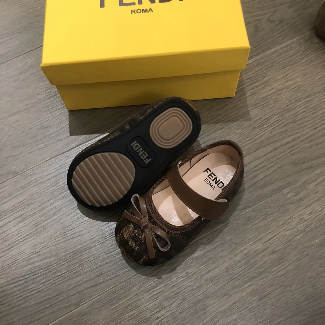 写真撮影にぴったり 軽くて疲れにくい マジックベルト ガーリー フラットシューズ