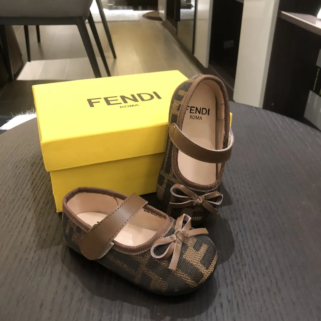 写真撮影にぴったり 軽くて疲れにくい マジックベルト ガーリー フラットシューズ