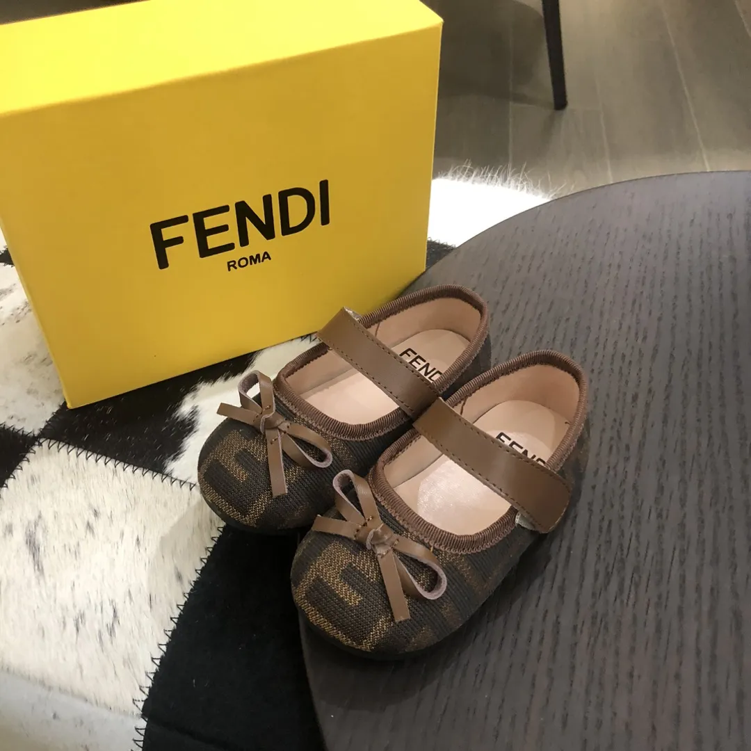 写真撮影にぴったり 軽くて疲れにくい マジックベルト ガーリー フラットシューズ