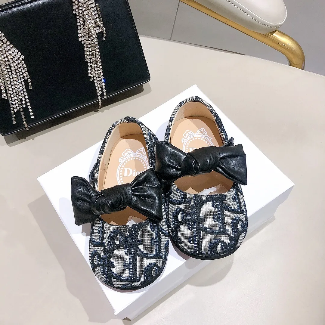 初めての一歩に リボン付き 滑り止め付き 足にフィットする ベビー バレエシューズ