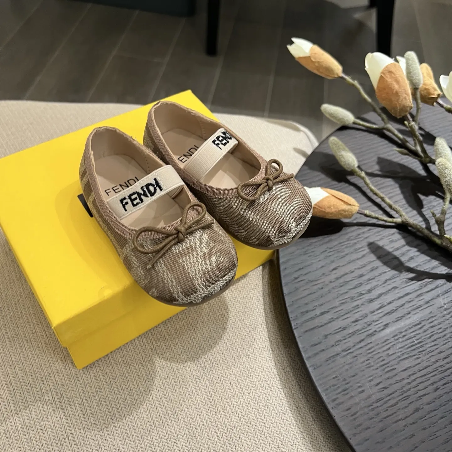 ママたちに大好評 フィット感抜群 柔らかい色合い 履かせやすい フラットシューズ