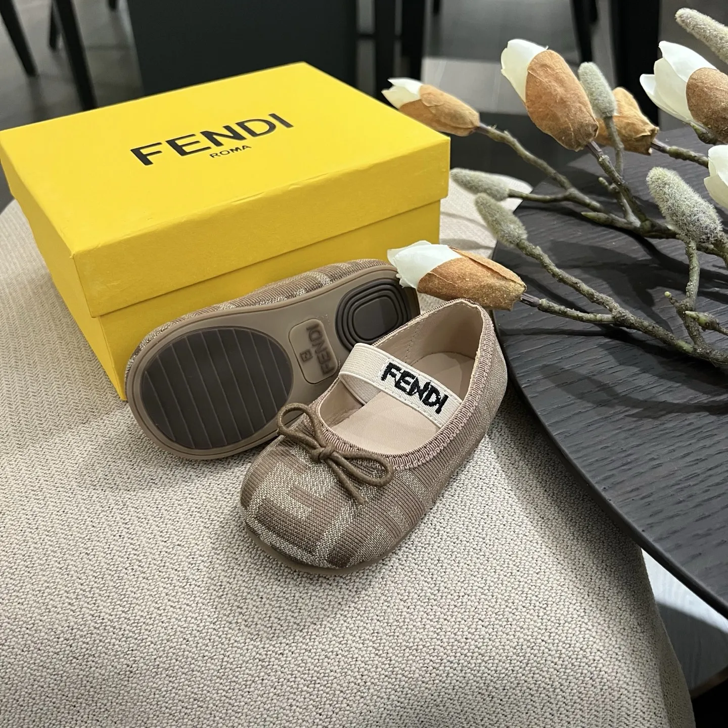 ママたちに大好評 フィット感抜群 柔らかい色合い 履かせやすい フラットシューズ