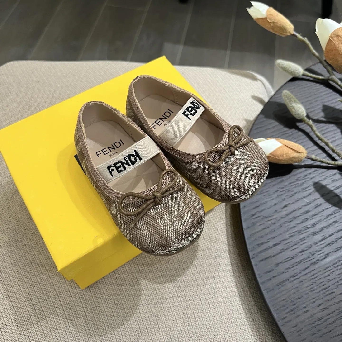 ママたちに大好評 フィット感抜群 柔らかい色合い 履かせやすい フラットシューズ