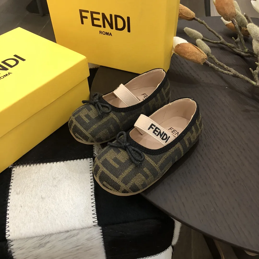 デートやお出かけにも ガーリー 軽くて疲れにくい ガーリー フラットシューズ