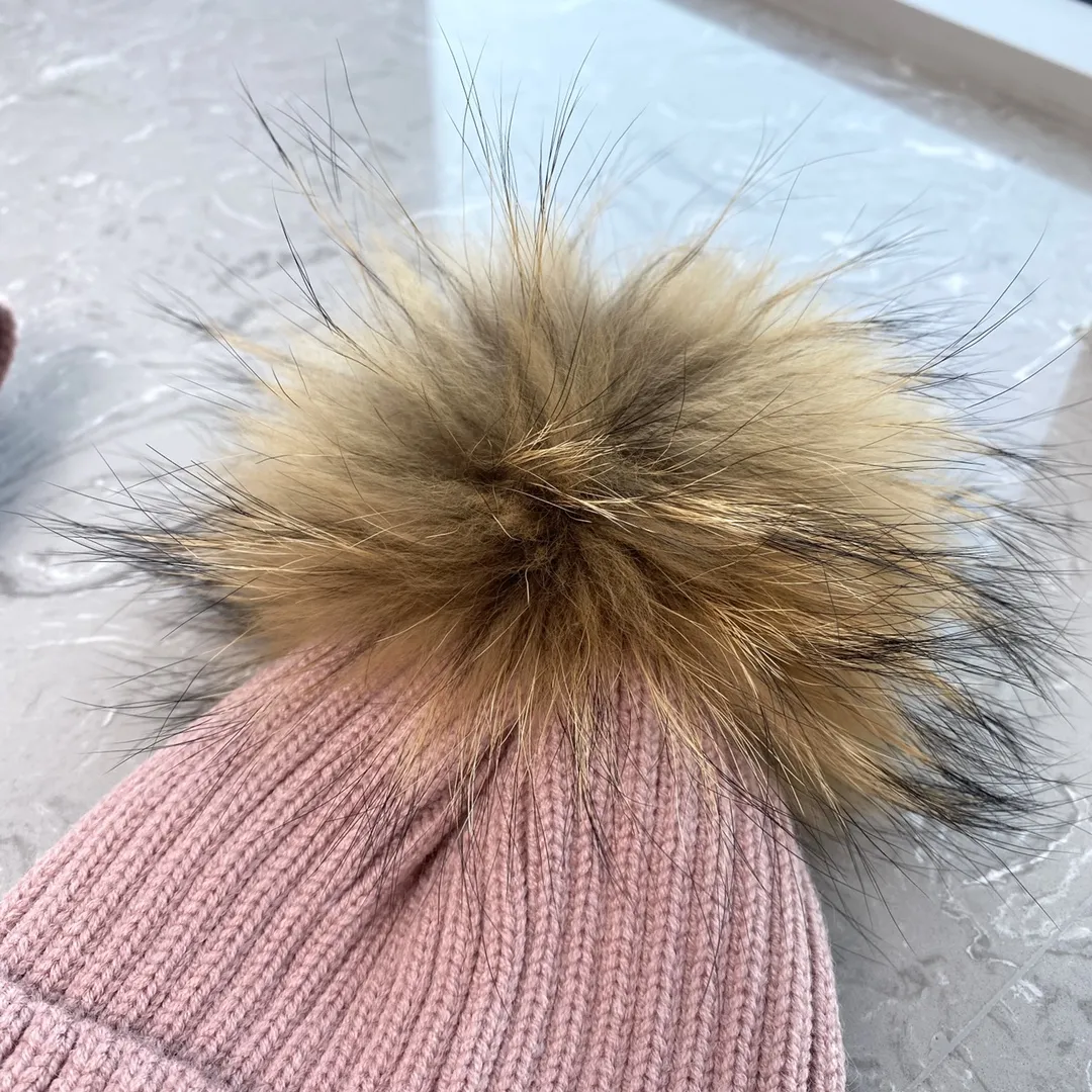 二点セット 防寒グッズ 柔らかい肌ざわり ポンポン付き ニット帽+マフラー セット