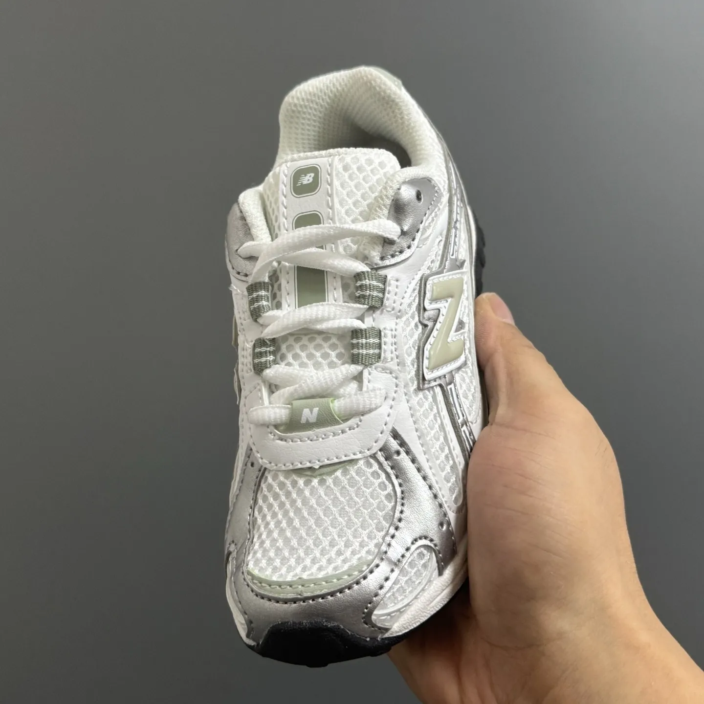 【26-37】動きやすいデザイン 軽やかな素材感 通気メッシュ素材 履きやすい スニーカー