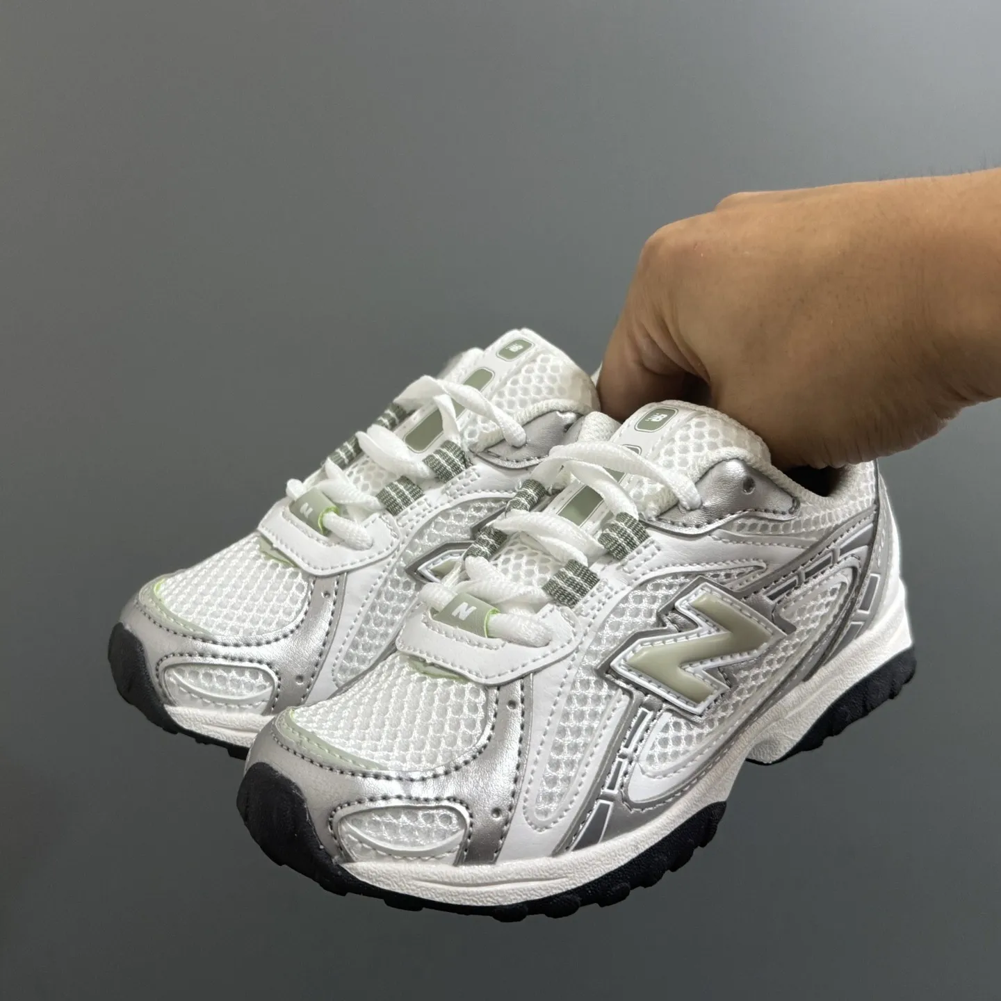 【26-37】動きやすいデザイン 軽やかな素材感 通気メッシュ素材 履きやすい スニーカー