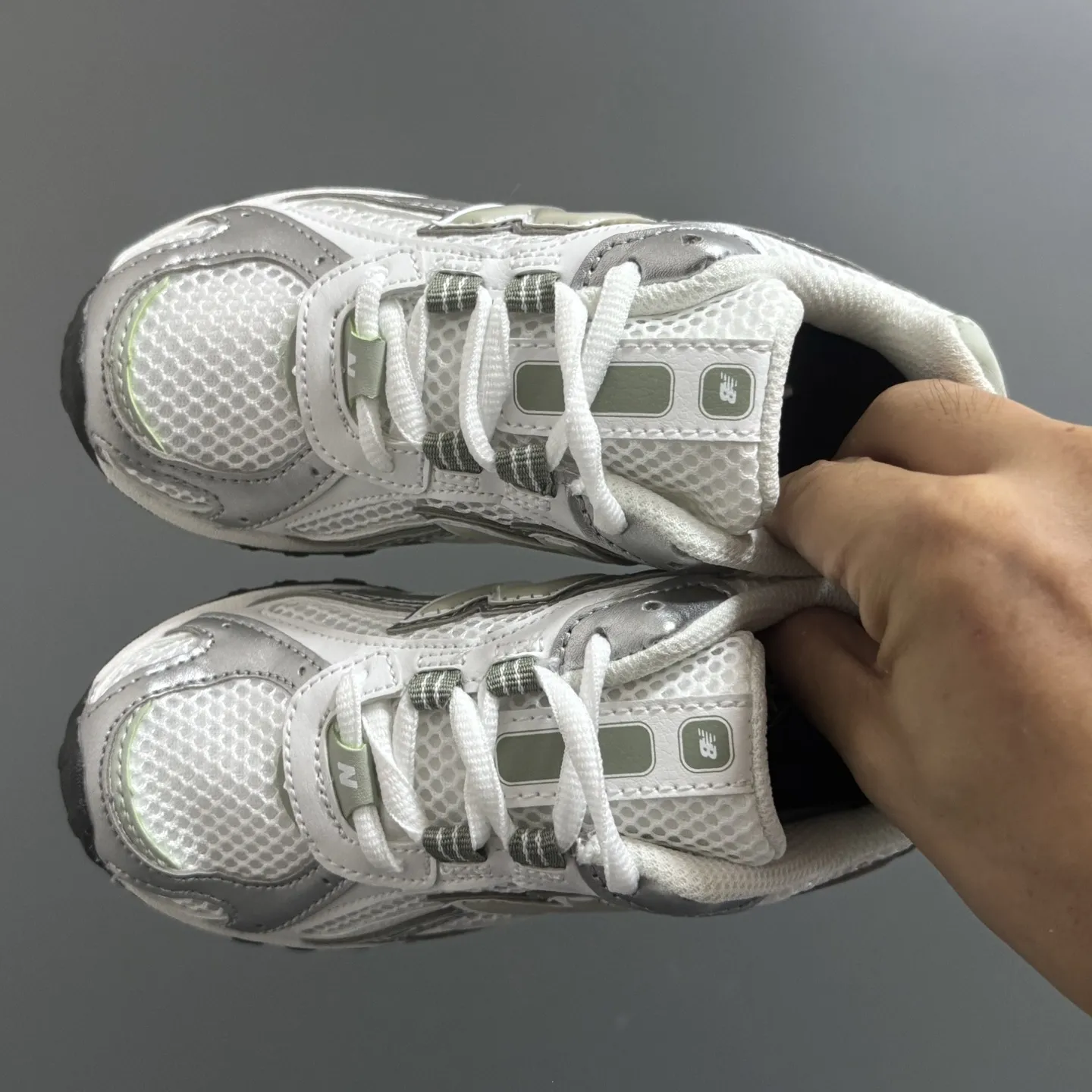 【26-37】動きやすいデザイン 軽やかな素材感 通気メッシュ素材 履きやすい スニーカー