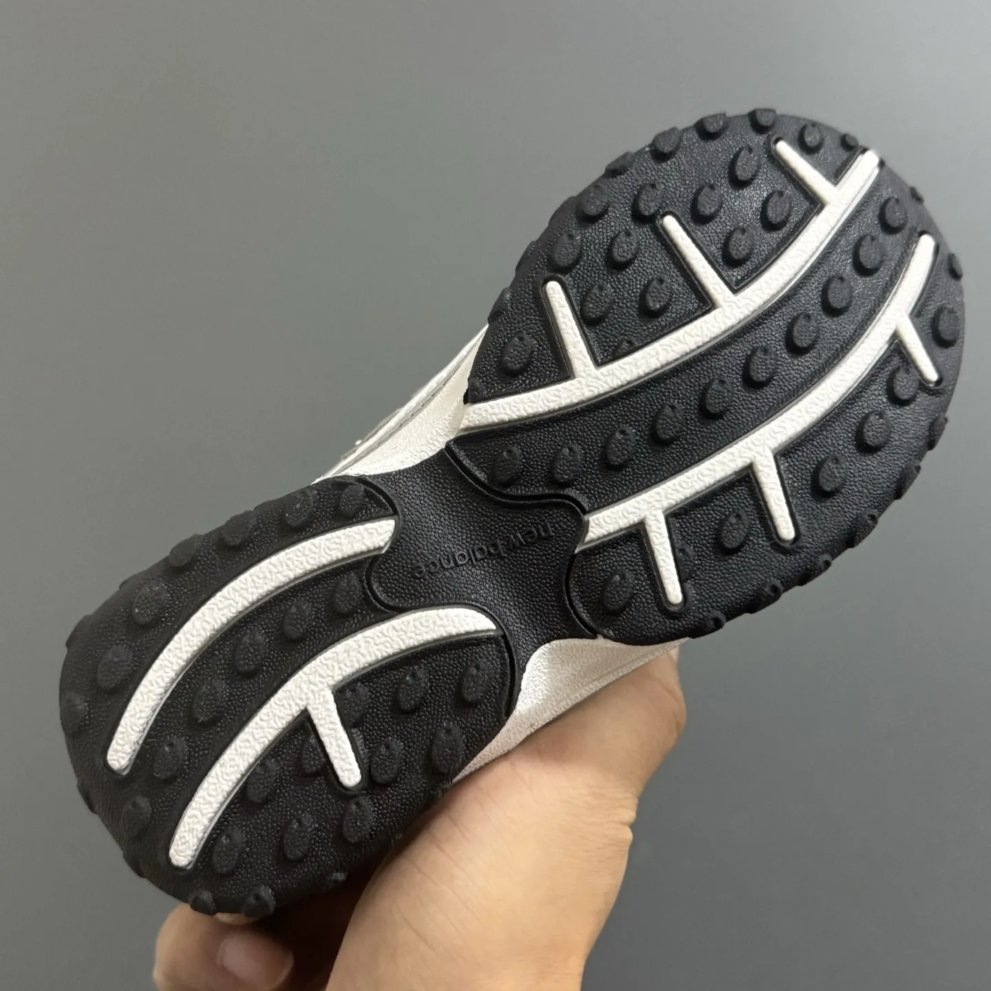 【26-37】動きやすいデザイン 軽やかな素材感 通気メッシュ素材 履きやすい スニーカー