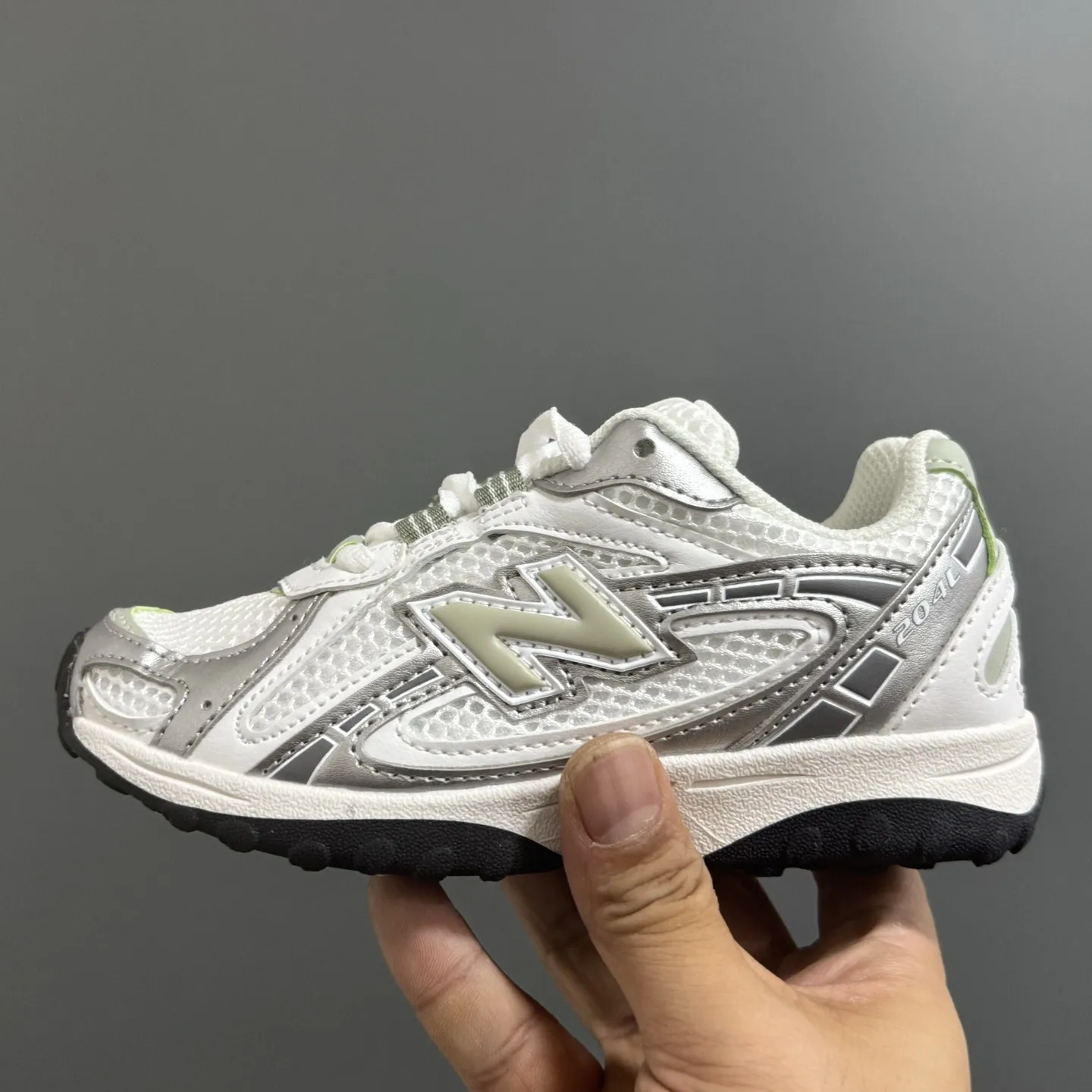 【26-37】動きやすいデザイン 軽やかな素材感 通気メッシュ素材 履きやすい スニーカー