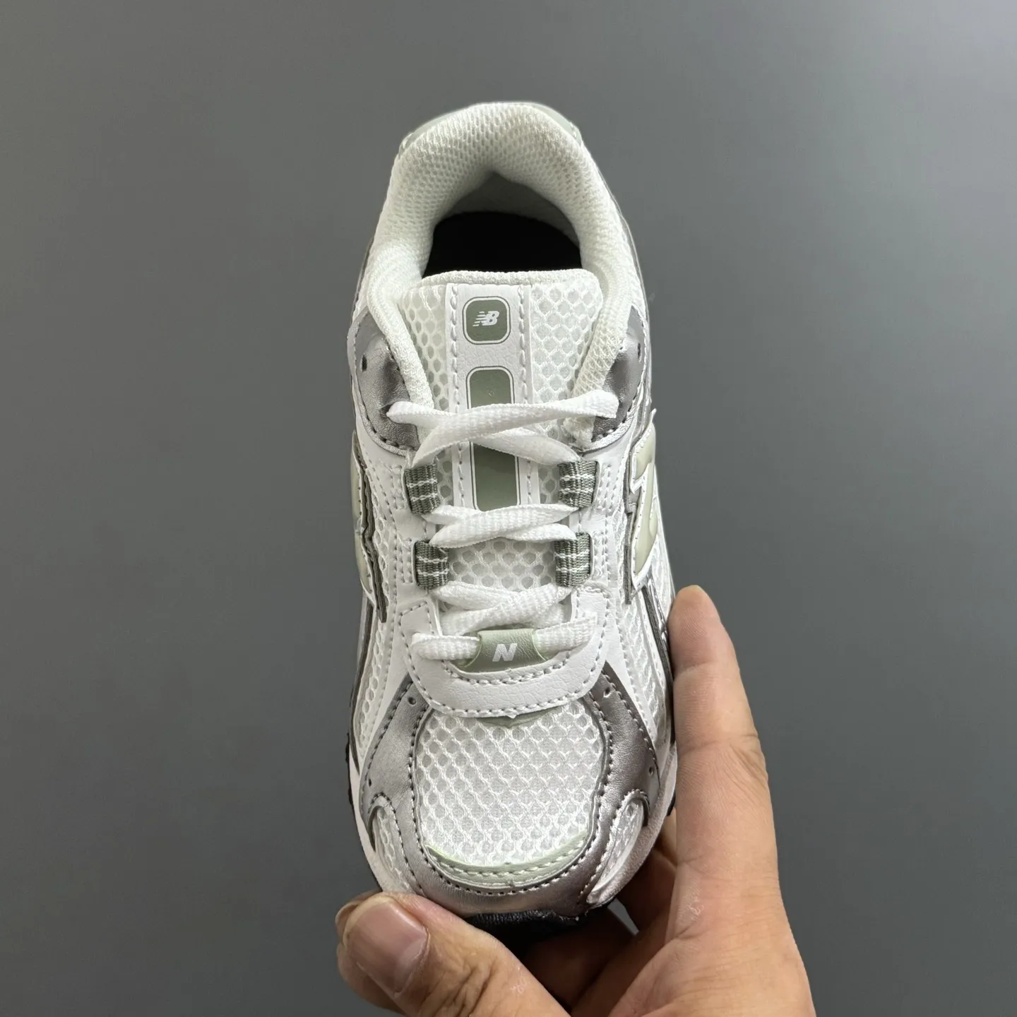 【26-37】動きやすいデザイン 軽やかな素材感 通気メッシュ素材 履きやすい スニーカー