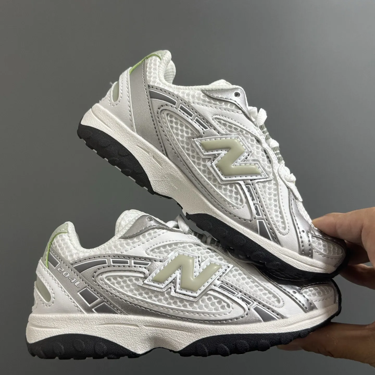 【26-37】動きやすいデザイン 軽やかな素材感 通気メッシュ素材 履きやすい スニーカー