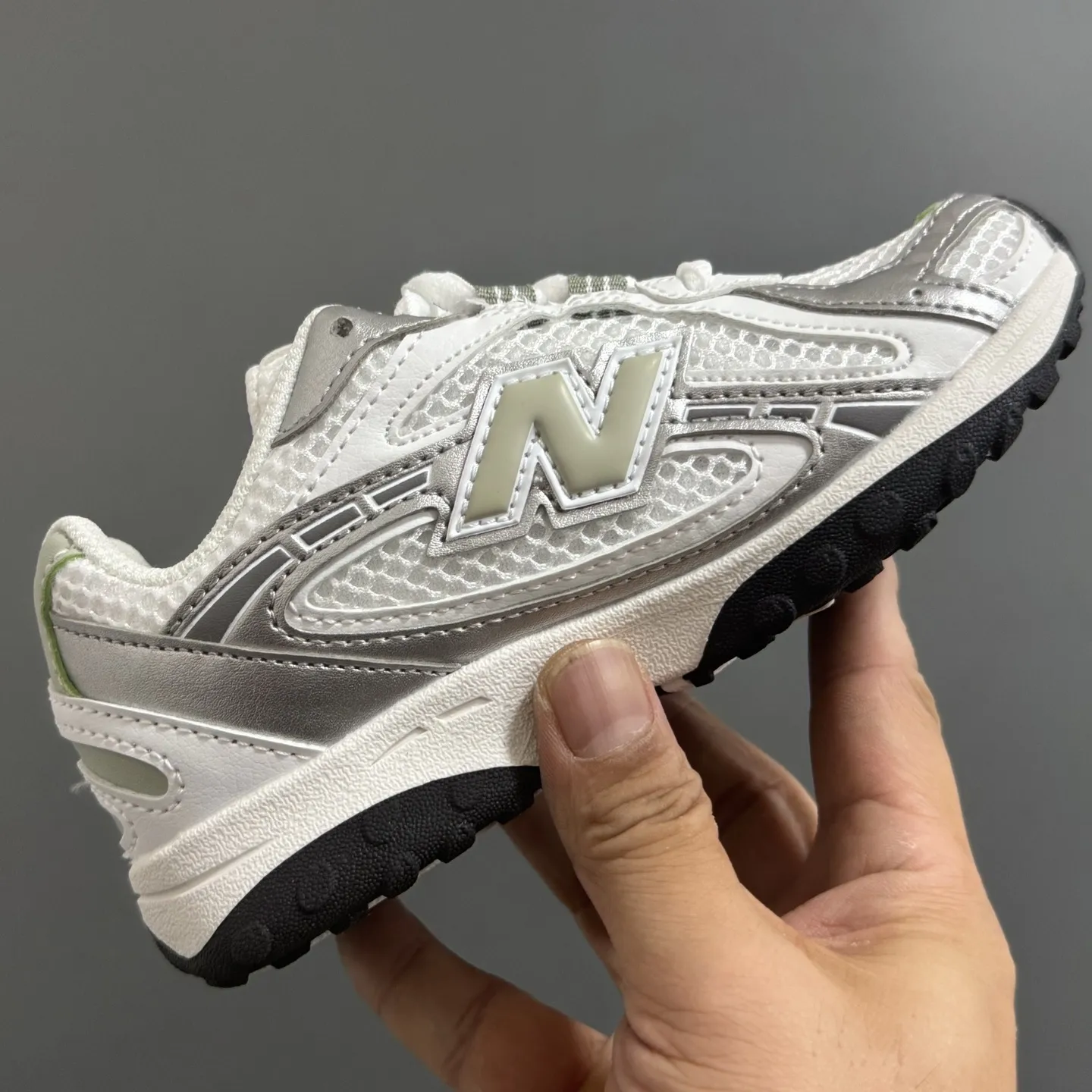 【26-37】動きやすいデザイン 軽やかな素材感 通気メッシュ素材 履きやすい スニーカー