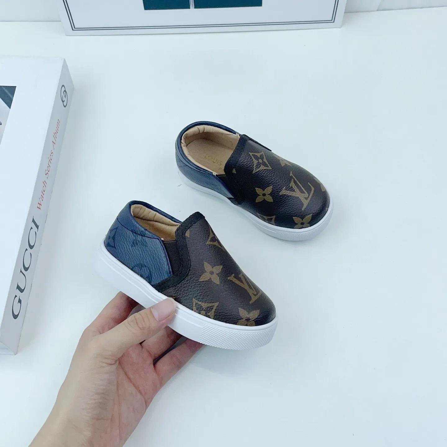 【21-28】トレンド感満点 韓国風デザイン おしゃれ感たっぷり 履きやすい 高品質 シューズ