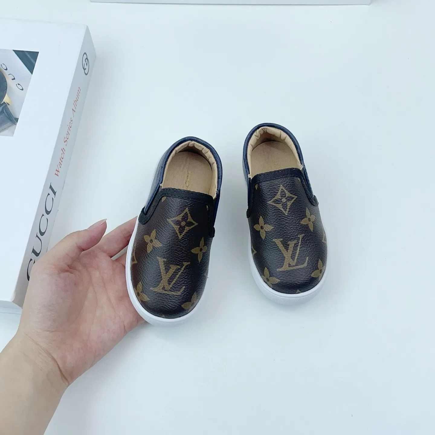 【21-28】トレンド感満点 韓国風デザイン おしゃれ感たっぷり 履きやすい 高品質 シューズ