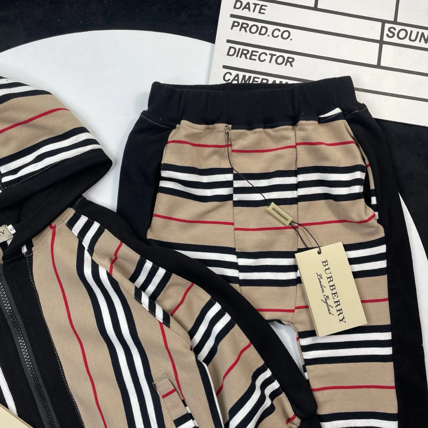 【110-150cm】一枚で決まる トレンド×ベーシック 品質いい 合わせやすい アウター 長袖 Tシャツ パンツ