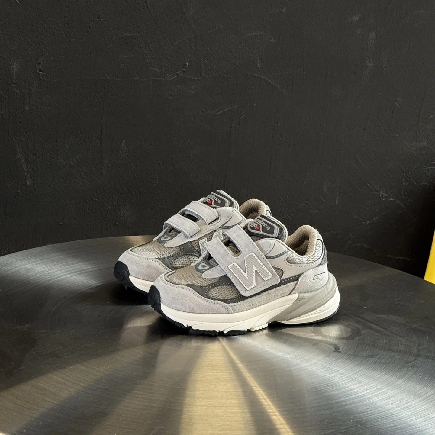 【26-37】モード感がある 目を引くデザイン 人気の定番 三色選べる 履きやすい スニーカー