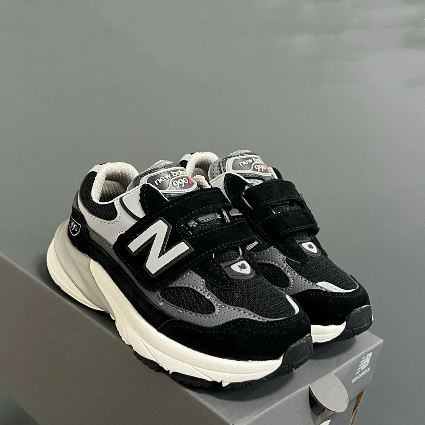 【26-37】モード感がある 目を引くデザイン 人気の定番 三色選べる 履きやすい スニーカー