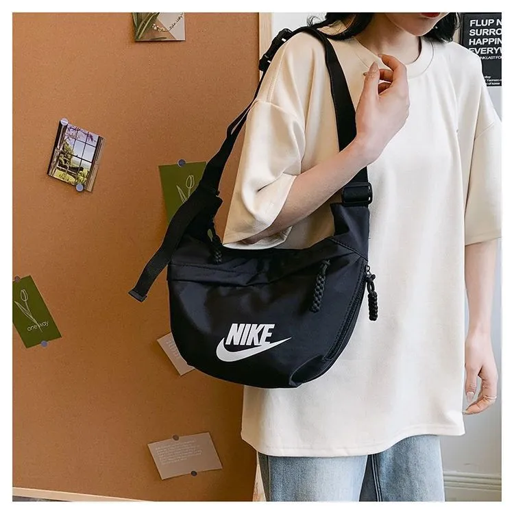 街歩きになじむ シンプルデザイン 軽くて持ちやすい 収納できる 実用 バッグ