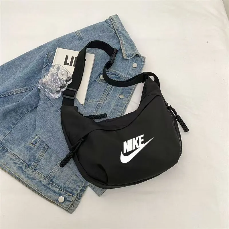 街歩きになじむ シンプルデザイン 軽くて持ちやすい 収納できる 実用 バッグ