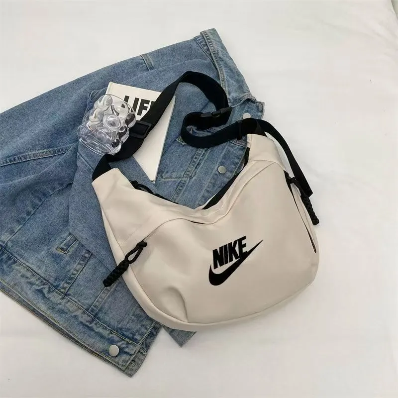 街歩きになじむ シンプルデザイン 軽くて持ちやすい 収納できる 実用 バッグ