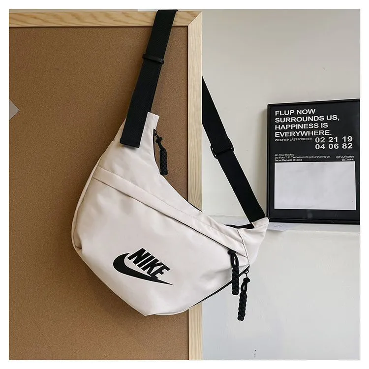 街歩きになじむ シンプルデザイン 軽くて持ちやすい 収納できる 実用 バッグ