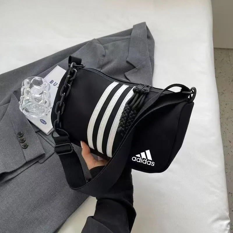 穏やか雰囲気 目を奪われる こなれ感たっぷり 開閉しやすい 二色選べる バッグ