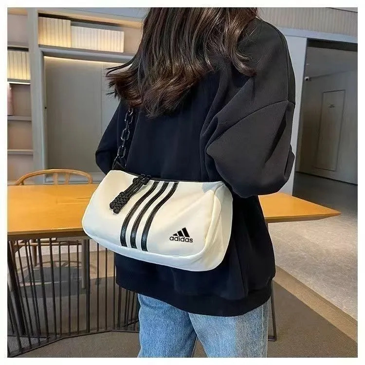 穏やか雰囲気 目を奪われる こなれ感たっぷり 開閉しやすい 二色選べる バッグ