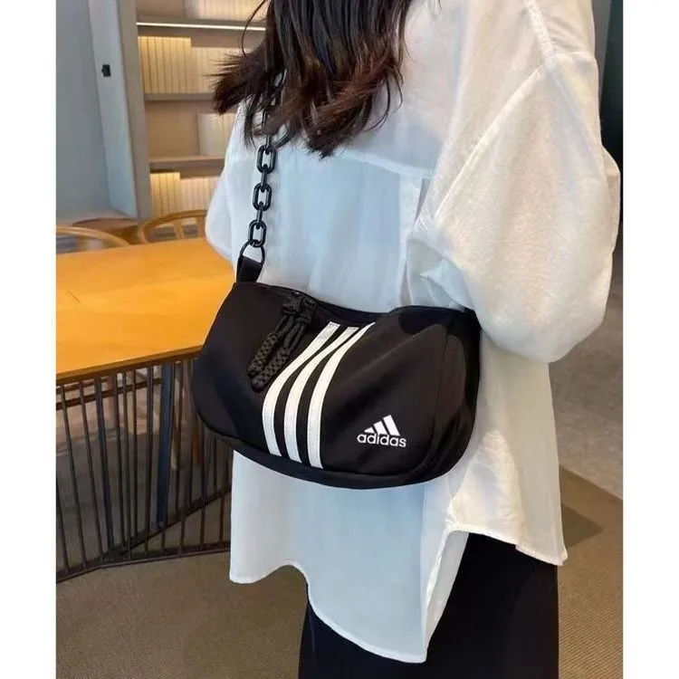 穏やか雰囲気 目を奪われる こなれ感たっぷり 開閉しやすい 二色選べる バッグ