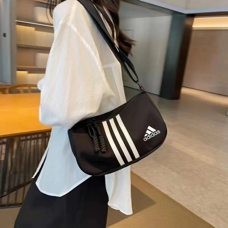 穏やか雰囲気 目を奪われる こなれ感たっぷり 開閉しやすい 二色選べる バッグ