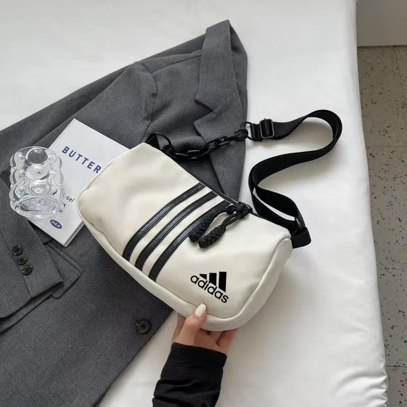 穏やか雰囲気 目を奪われる こなれ感たっぷり 開閉しやすい 二色選べる バッグ