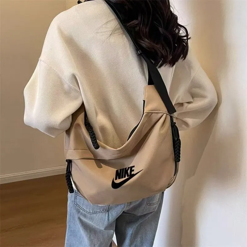 話題沸騰中 大容量 目を奪われる オシャレ度UP 多色選べる バッグ